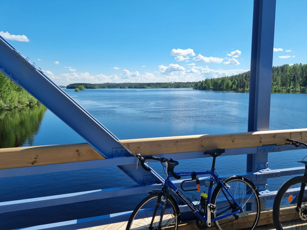 Kuvituskuvassa kaksi polkupyörää sillalla.